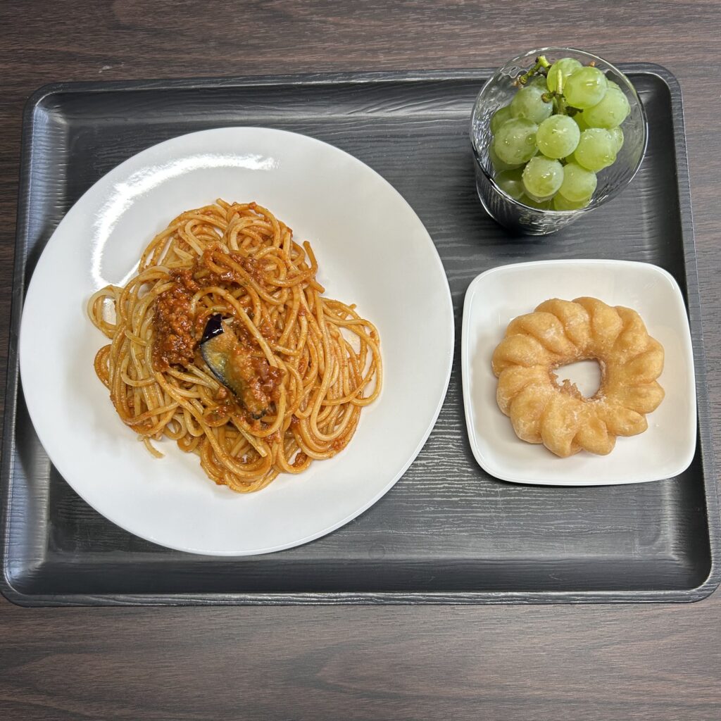 昼食無料提供　ナスとミートソースのスパゲッティ　就労継続支援B型　ONEGAME 札幌 清田区・厚別区・白石区・豊平区・中央区・東区・西区・手稲区・北広島市 在宅支援完備